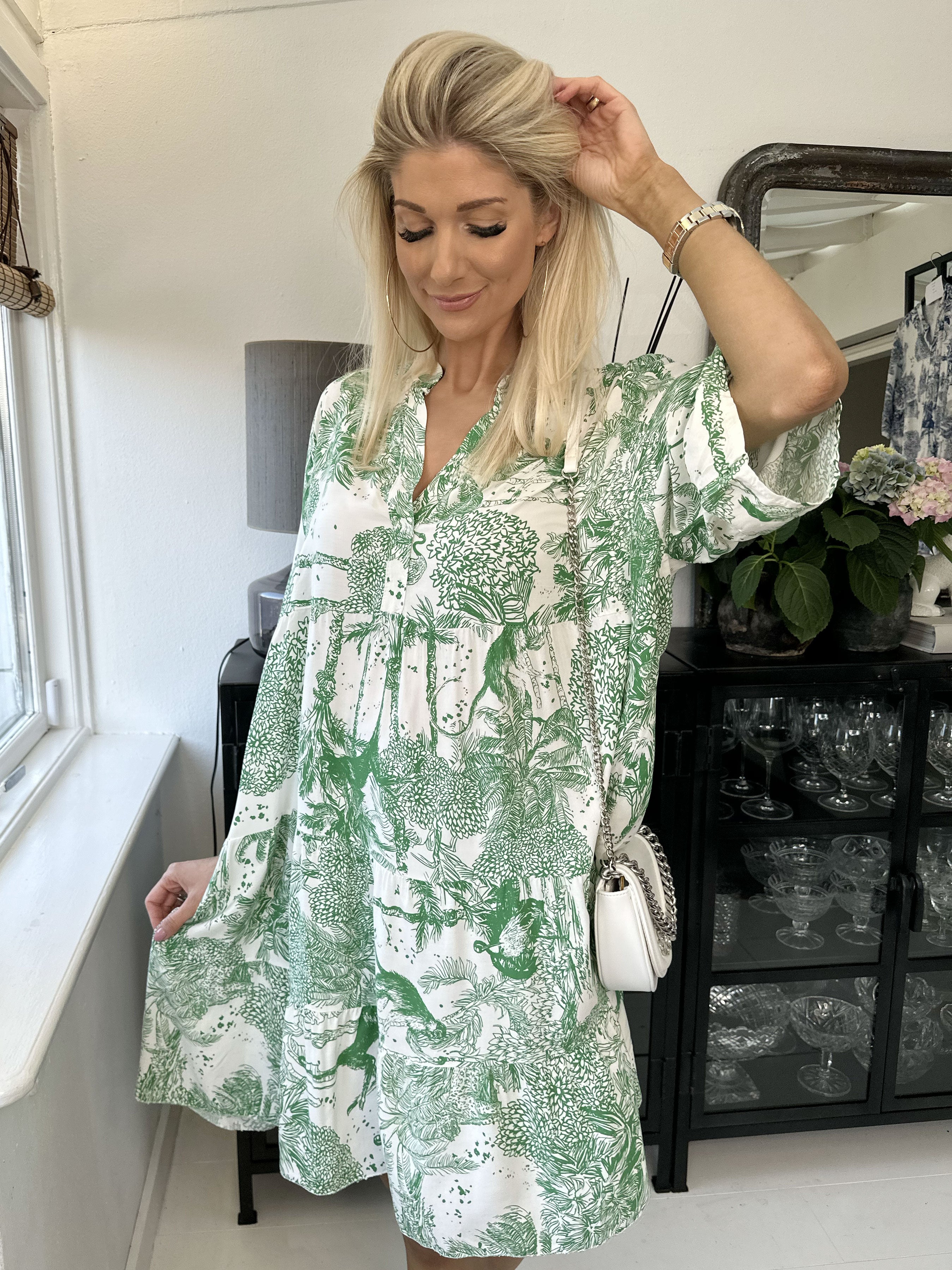 Abbie - Sød kjole med junglemotiv